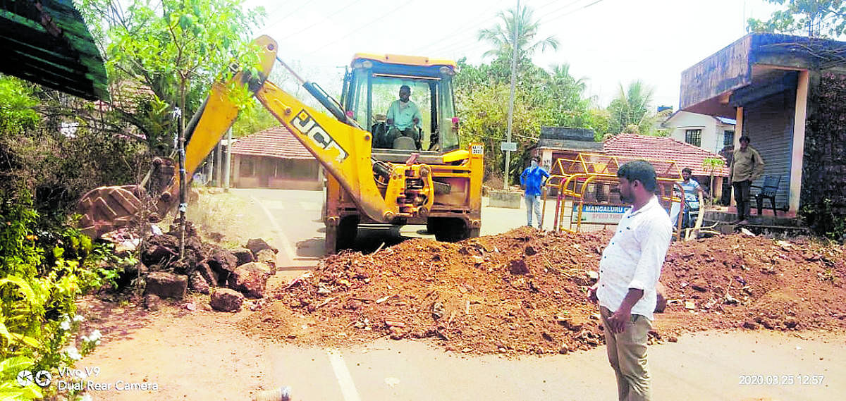 Roads in Dakshina Kannada connecting Kerala in Manjanady, Balepuni and Naringana villages were closed for vehicular movement. DH Photo