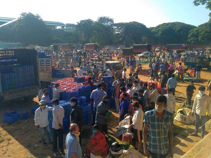 People paying no heed to social distancing rules at the vegetable market set up by the BBMP at the National College Grounds in Bengaluru on Saturday. Credit: DH Photo