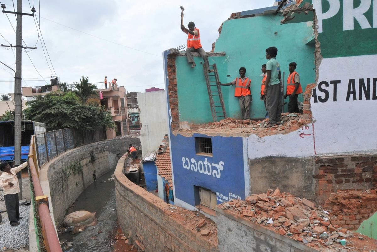 The high court ordered the BBMP to survey illegal buildings and demolish them. DH FILE PHOTO