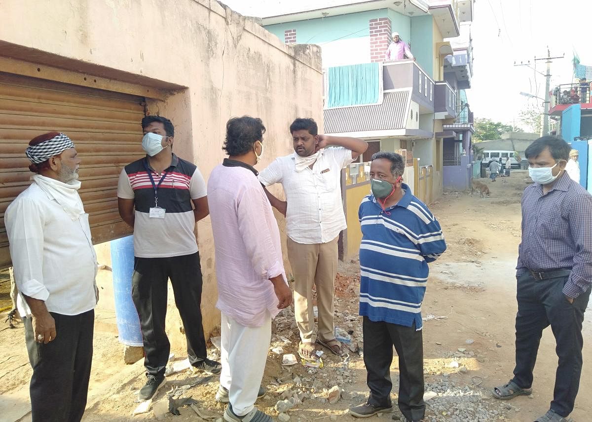 The CMC members team led by commissioner Srikanth conduct surprise checks in Kolar on Sunday.