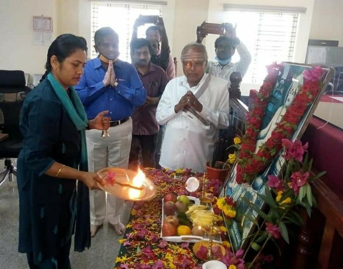 Deputy Commissioner C Satyabhama performs Arati to Basavanna’s portrait at her office as part of Basava Jayanti in Kolar on Sunday.