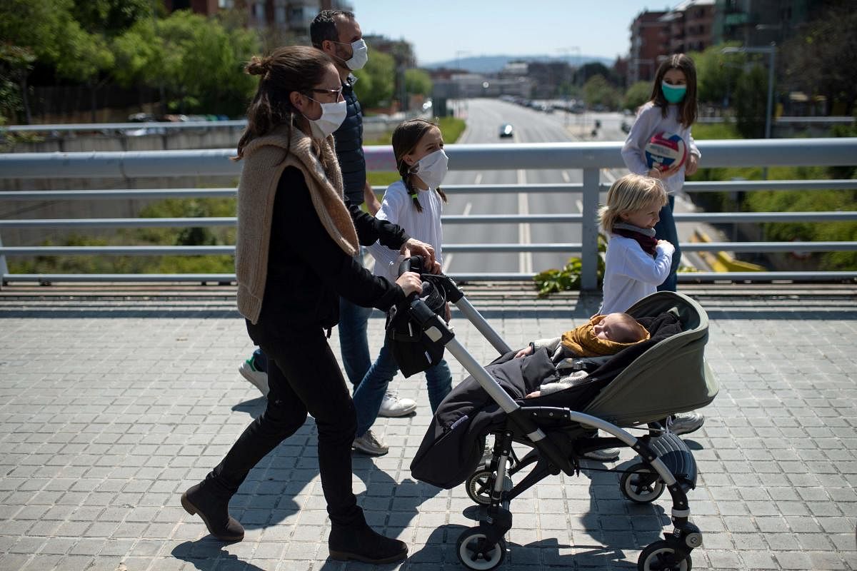  After six weeks stuck at home, Spain's children were being allowed out today to run, play or go for a walk as the government eased one of the world's toughest coronavirus lockdowns. (AFP Photo)
