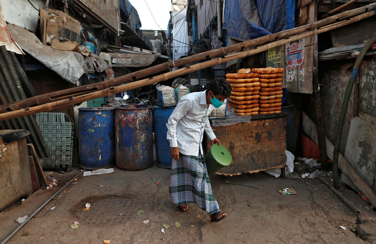 Person wearing facemask in Dharavi (Reuters Photo)