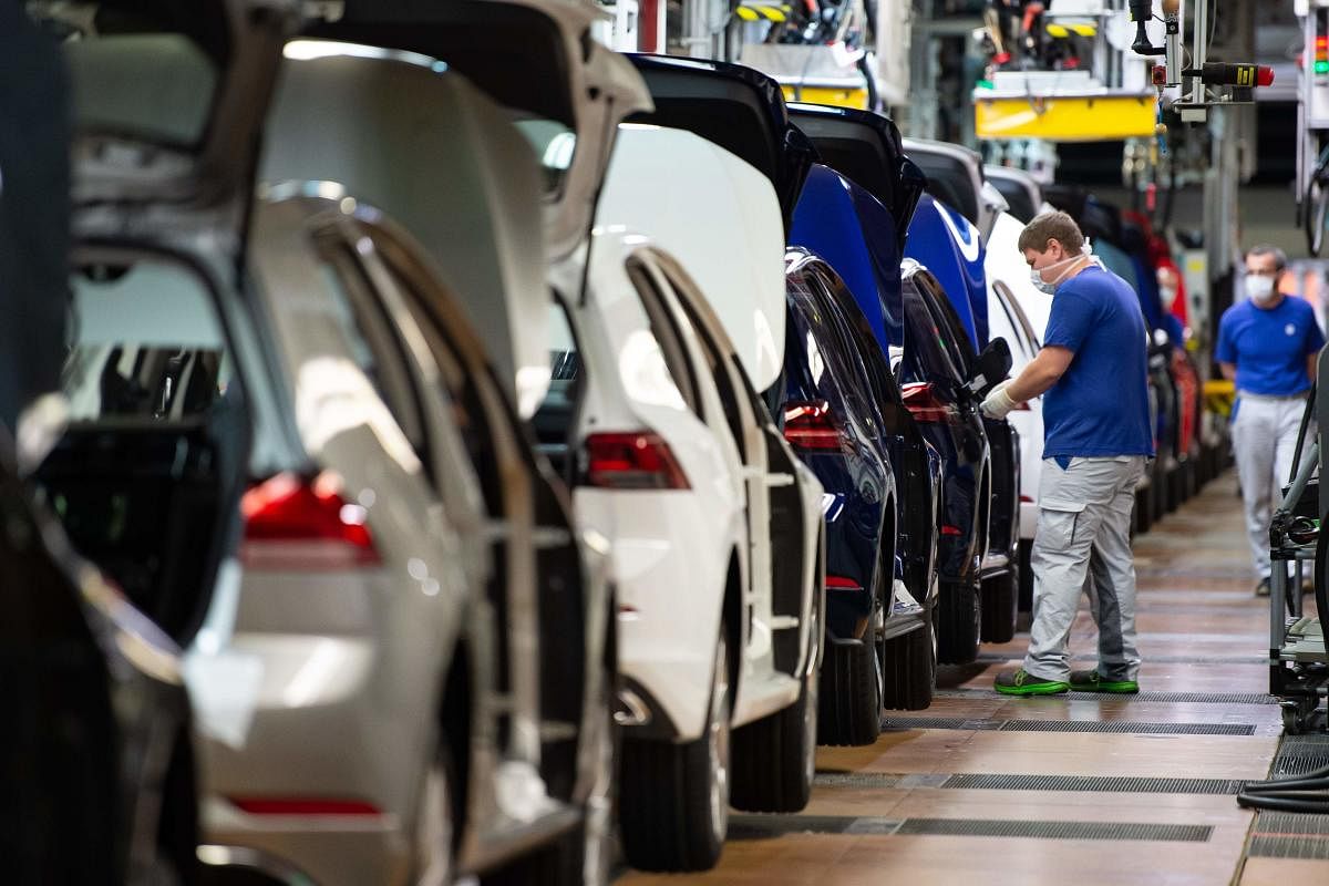 Employees of German car maker Volkswagen (VW) work (AFP Photo)