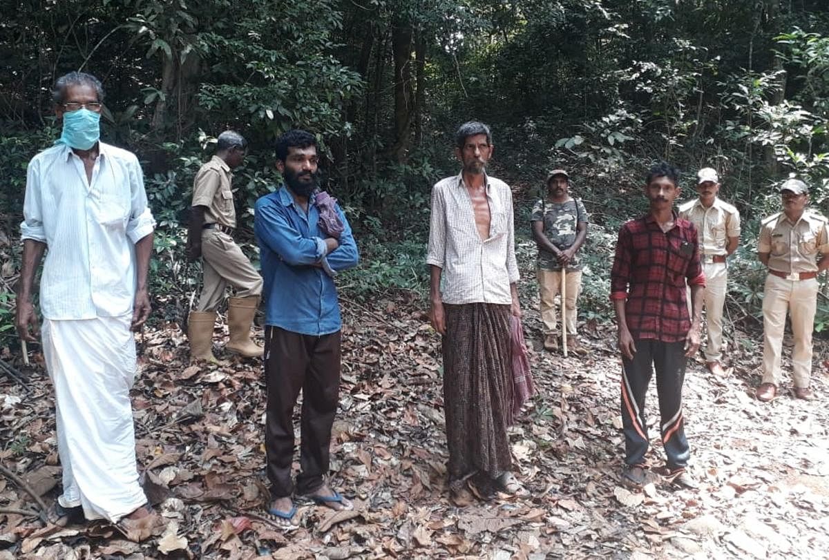 Labourers walking towards Kerala, were stopped by forest officials on Sunday. DH Photo