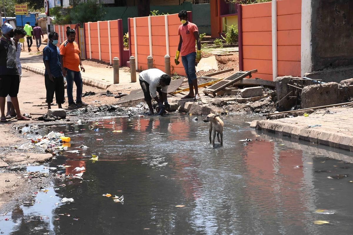 Sewage water flows on the road (DH Photo)