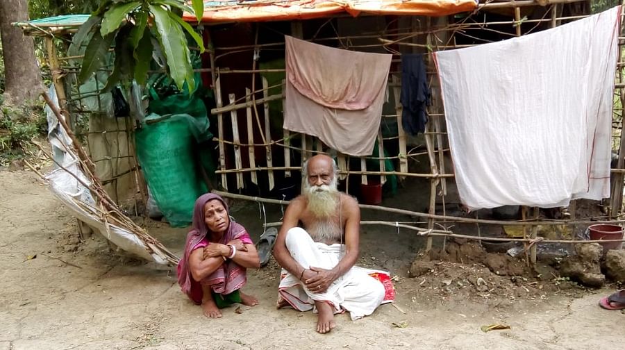Elderly impoverished couple at Bhangar in West Bengal's South 24 Paraganas district. (DH Photo)