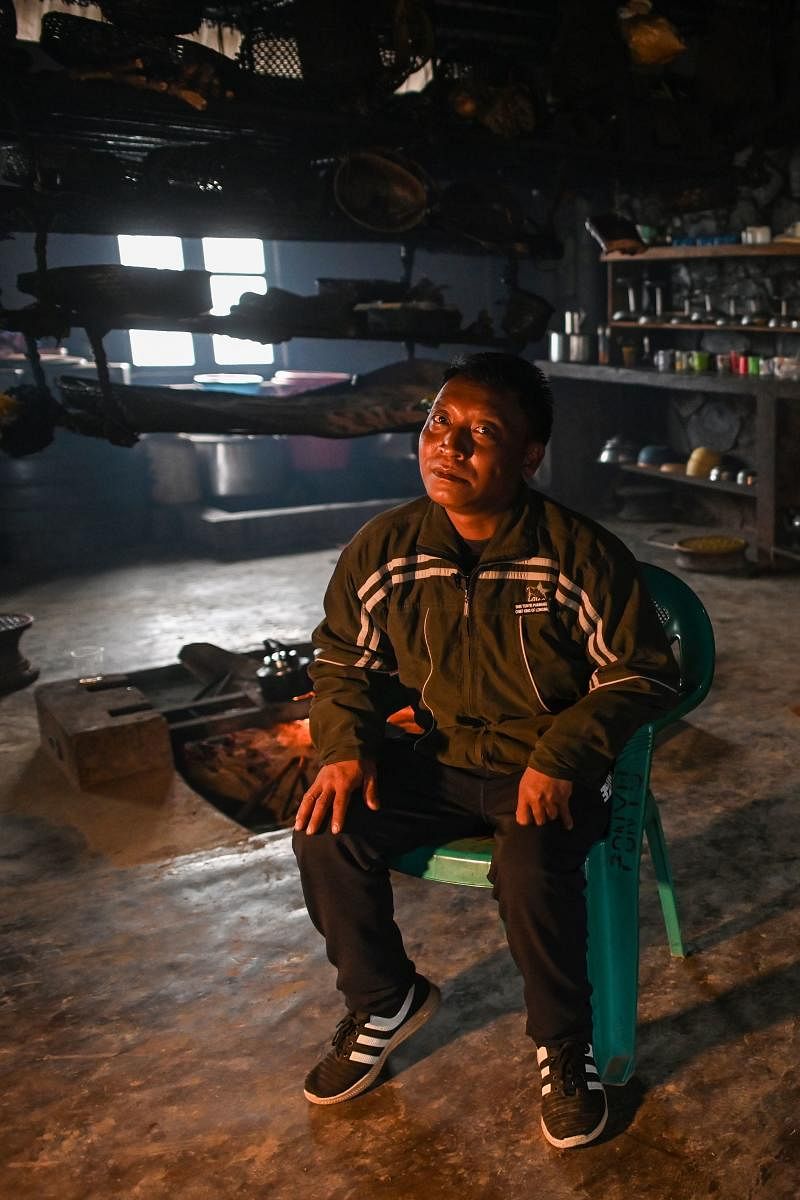  Tonyei Phawng, king of the Konyak tribe, talking to AFP during an interview inside his home in Longwa village in Myanmar's Sagaing region, near the border with India. - The king of the Konyak tribe sleeps in Myanmar, but eats in India -- his house, village and people divided by a mountain border which serves as a vulnerable lifeline now severed by a coronavirus lockdown. (Photo by AFP)