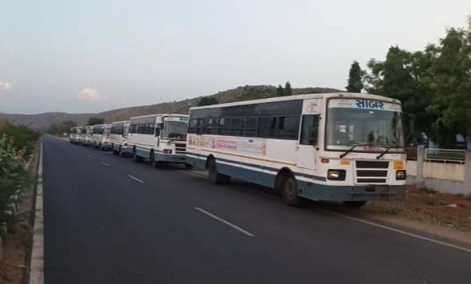 Migrant laboubers taken in bus from Gujarat to Madhya Pradesh (DH File Photo)