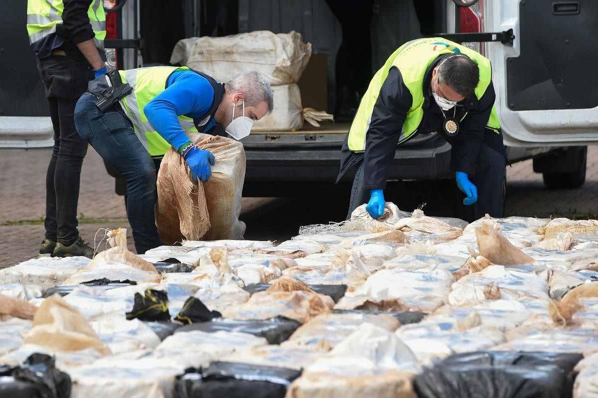 Spanish policemen check packs of cocaine in the port of Vigo (AFP Photo)