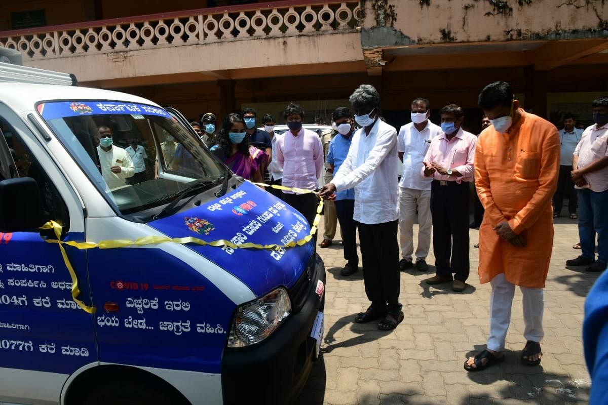 District In-charge Minister Kota Srinivas Poojary inaugurated a Covid-19 mobile sample collection unit on the premises of DC’s office in Mangaluru.