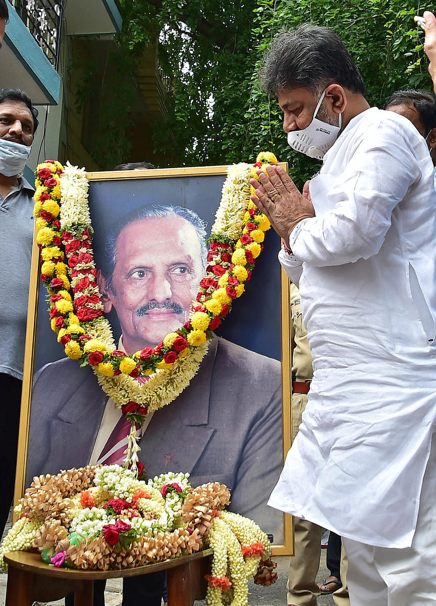 KPCC president D K Shivakumar pays his last respects to poet Nissar Ahmed in Bengaluru on Sunday.