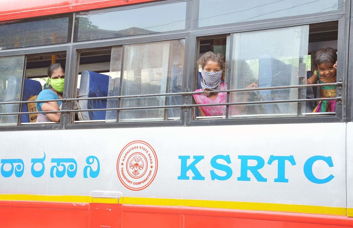 Migrant labourers leave for their native places from Chikkamagaluru recently. DH photo 