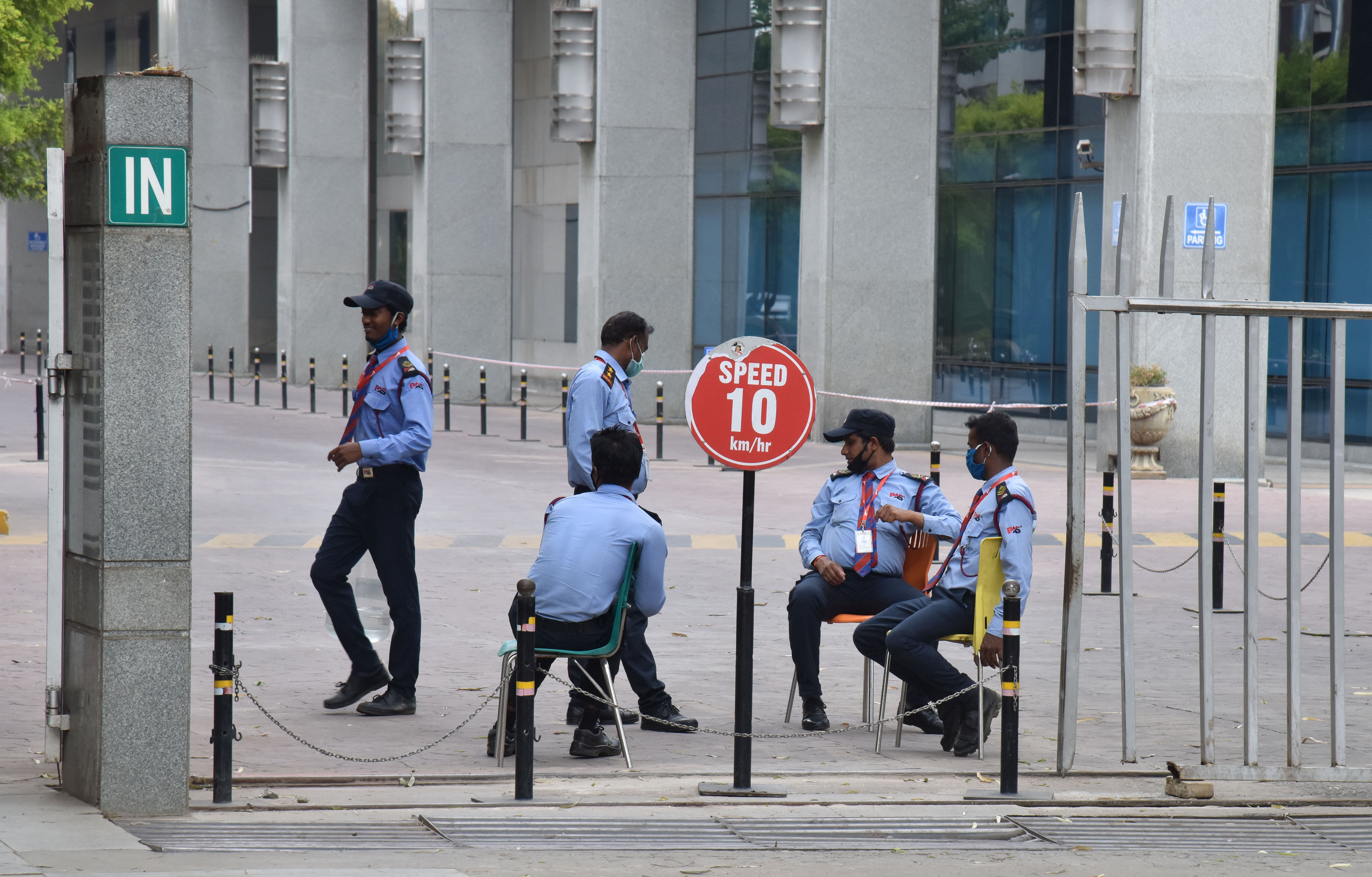 The penalty for not wearing a mask in public places has been reduced to Rs 200 from Rs 1,000. (Credit: DH Photo)