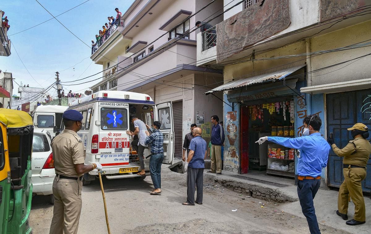 Police and medical workers take family members for quarantine (PTI Photo)