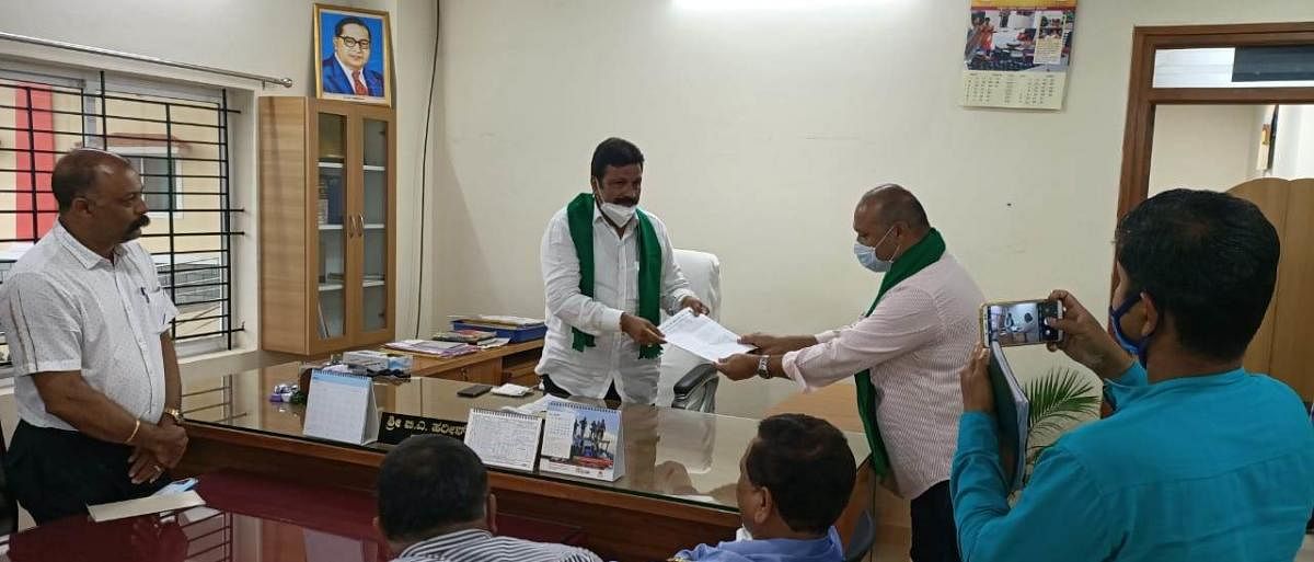 Raitha Sangha office-bearers submit a memorandum to agricultural Minister B C Patil in Madikeri on Tuesday. DH Photo