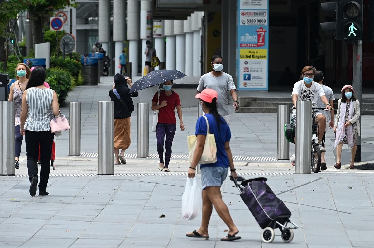People, wearing face masks as a preventive measure against the spread of the COVID-19 (AFP Photo)