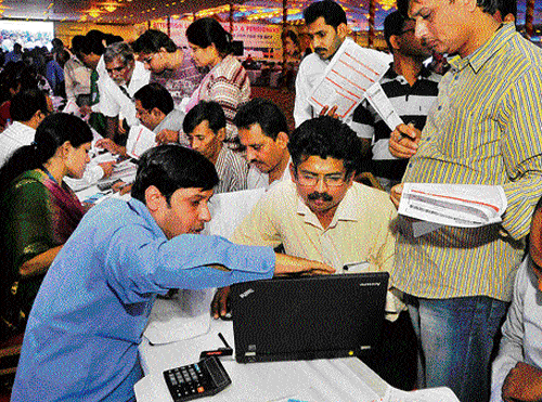 Thousands thronged the special counters setup by the income tax department at Palace Grounds to enable people file their income tax returns. DH photo