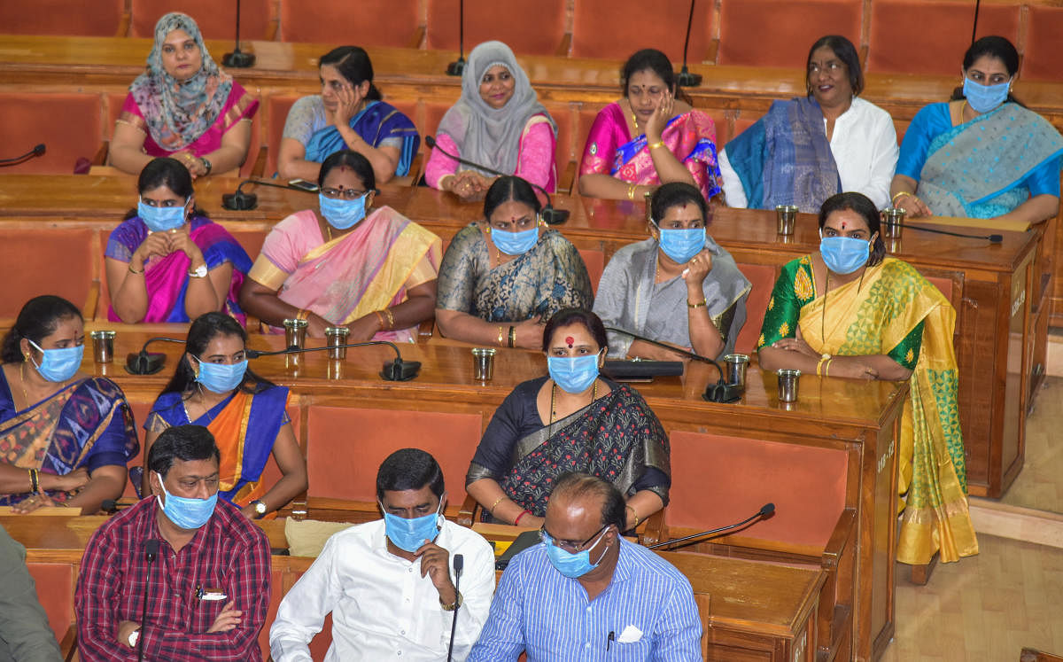 BBMP opposition congress party corporatrors wearing mask and participated in BBMP Council meeting, due to mayor attention on Carona Virus discussion. (DH Photo by S K Dinesh)