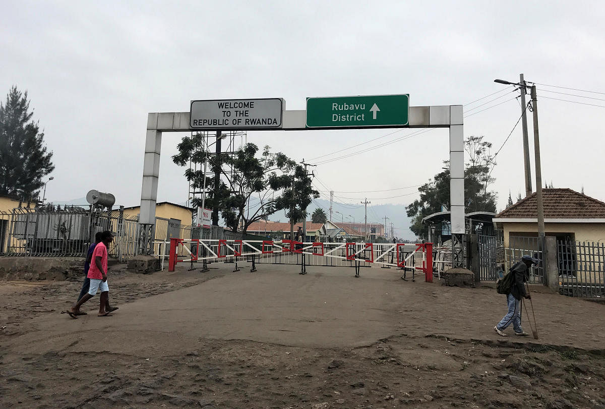Congolese people walk near the gate barriers at the border crossing point with Rwanda following its closure over Ebola threat in Goma, eastern Democratic Republic of Congo, August 1, 2019. (Photo by REUTERS)