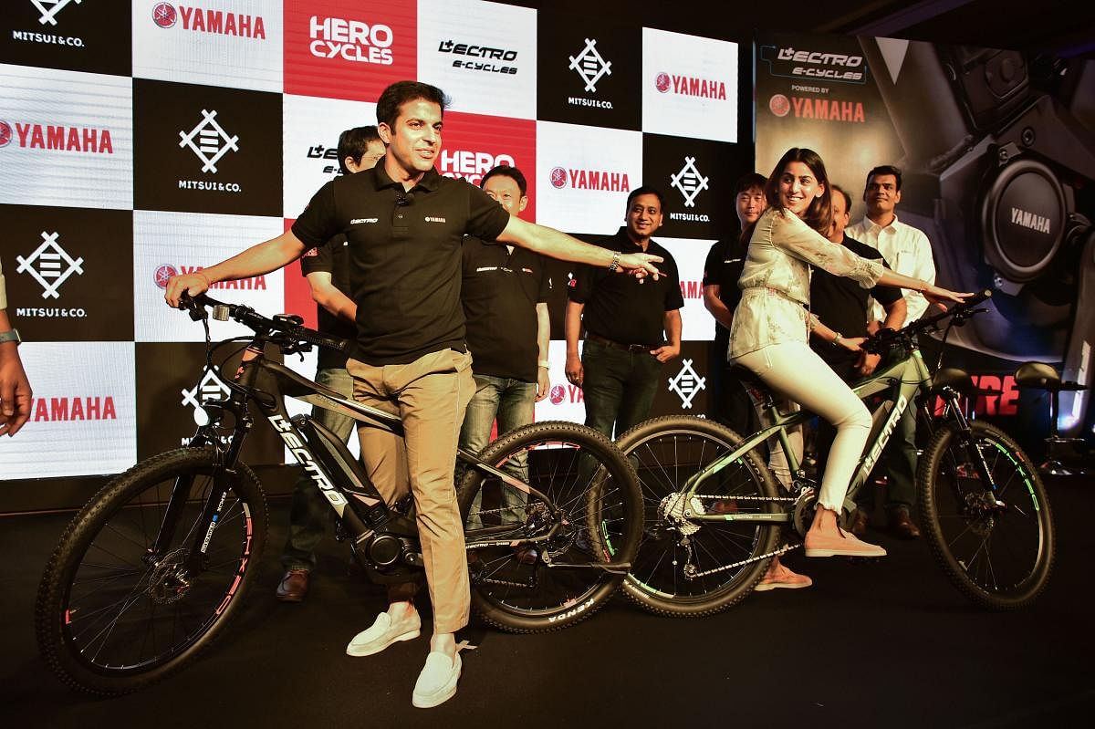 New Delhi: Directors of Firefox Cycles Ltd. and Hexi Aditya Munjal with his wife Aishwarya Singhal during the launch of Hero Cycles e-cycle 'Lectro', in New Delhi, Tuesday, Sept. 17, 2019. (PTI Photo)