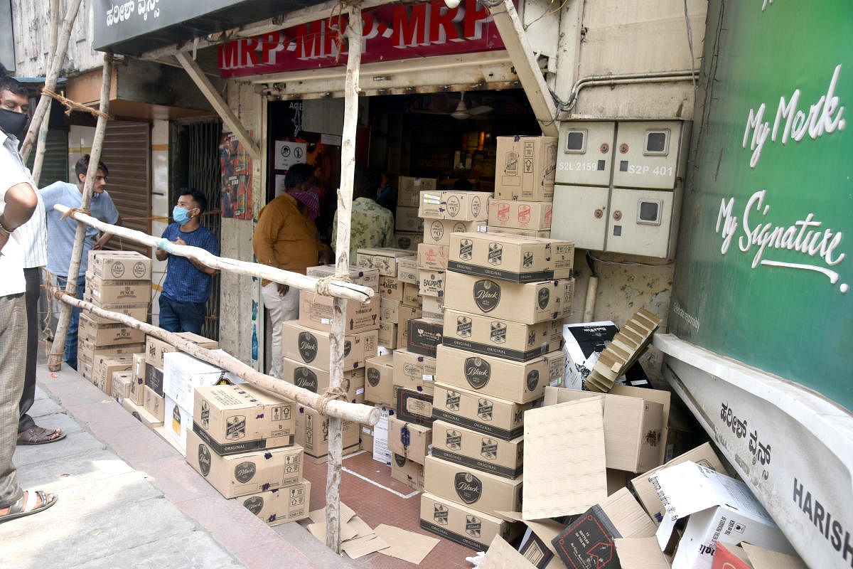 Liquor shops ensure more stock after government relaxed lockdown measures at Sampagiramanagar in Bengaluru on Wednesday. DH Photo/S K Dinesh