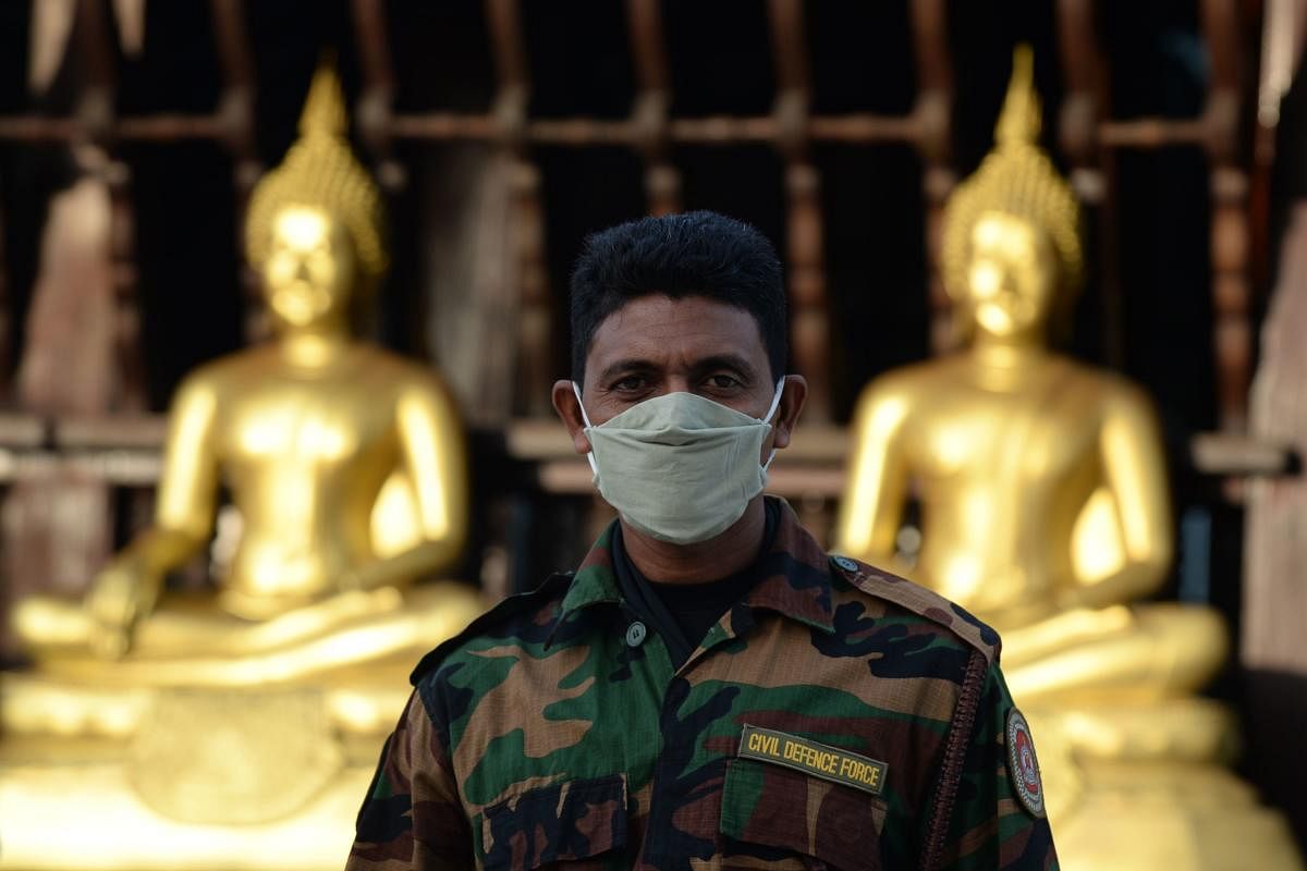 A Sri Lankan soldier stands guard at the deserted Gangarama temple (AFP Photo)