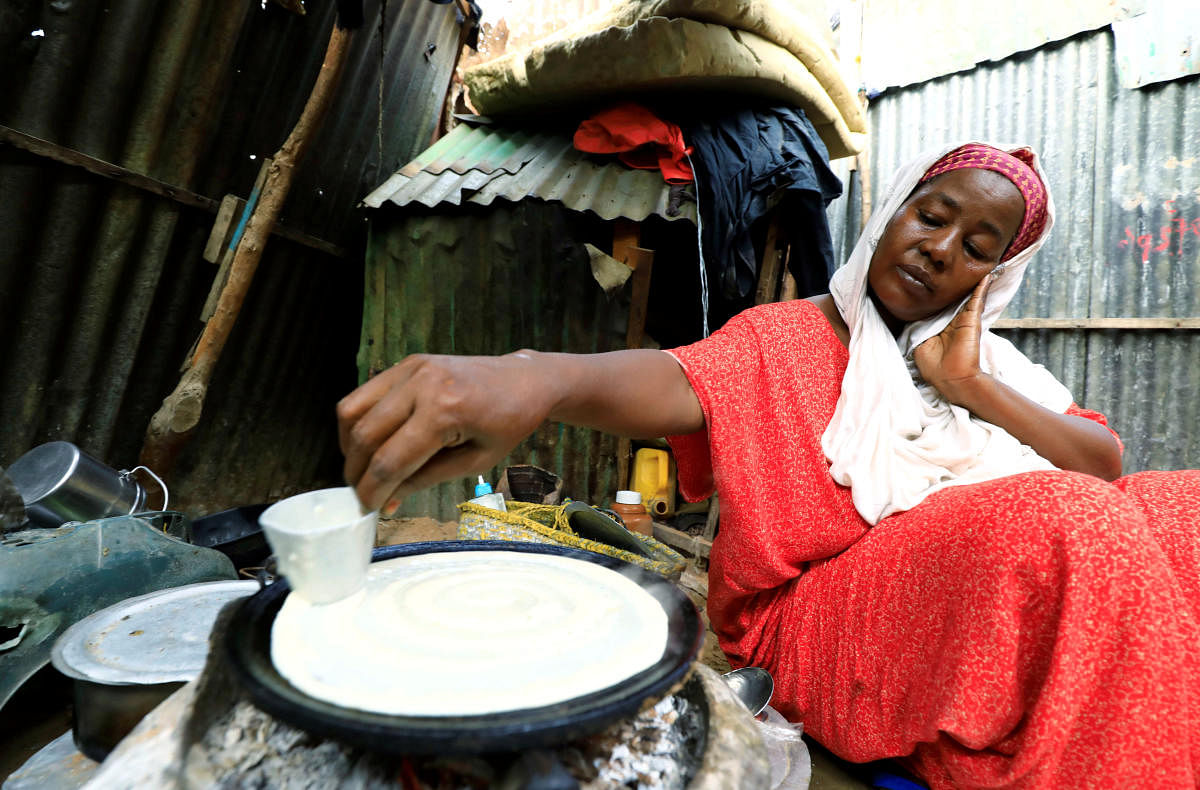 An internally displaced Somali woman prepares their Iftar meal during the month of Ramadan at the Shabelle makeshift camp in Hodan district of Mogadishu, Somalia. (Reuters photo)