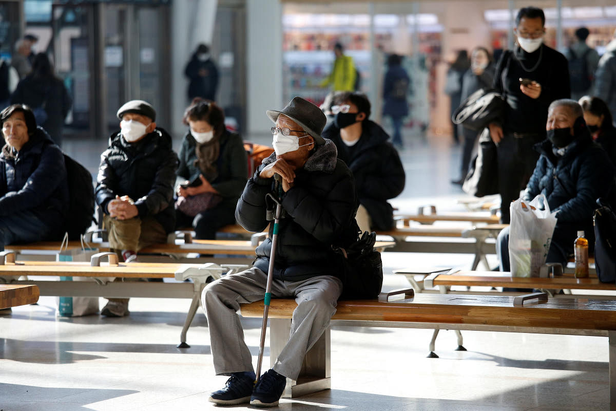 A men wears a mask to protect himself against a new coronavirus at the Seoul Railway Station in Seoul. (Reuters photo)