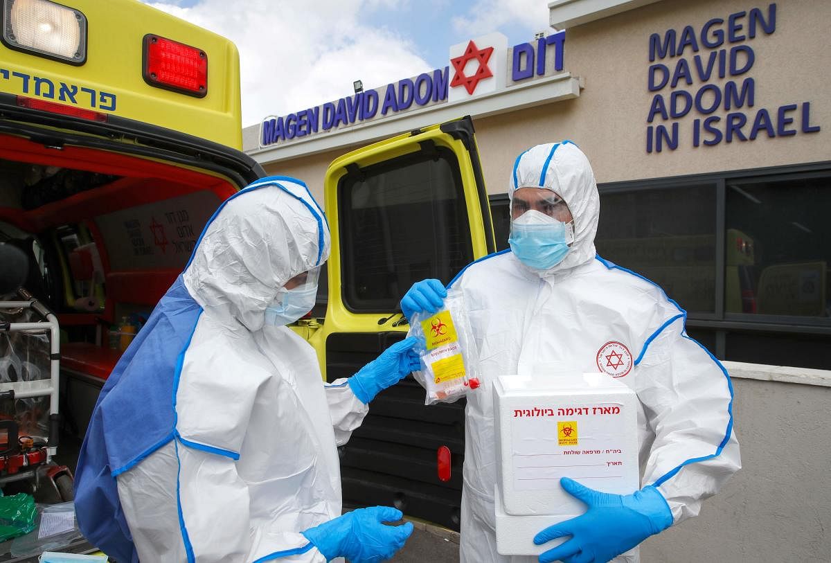 Israeli Paramedics of Maguen David Adom (Israel's National Emergency Pre-Hospital Medical Organisation) at the coronavirus national operations center, gear up with protective clothing during a coronavirus response training exercise in the central Israeli city of Kiryat Ono on February 26, 2020. (AFP Photo)