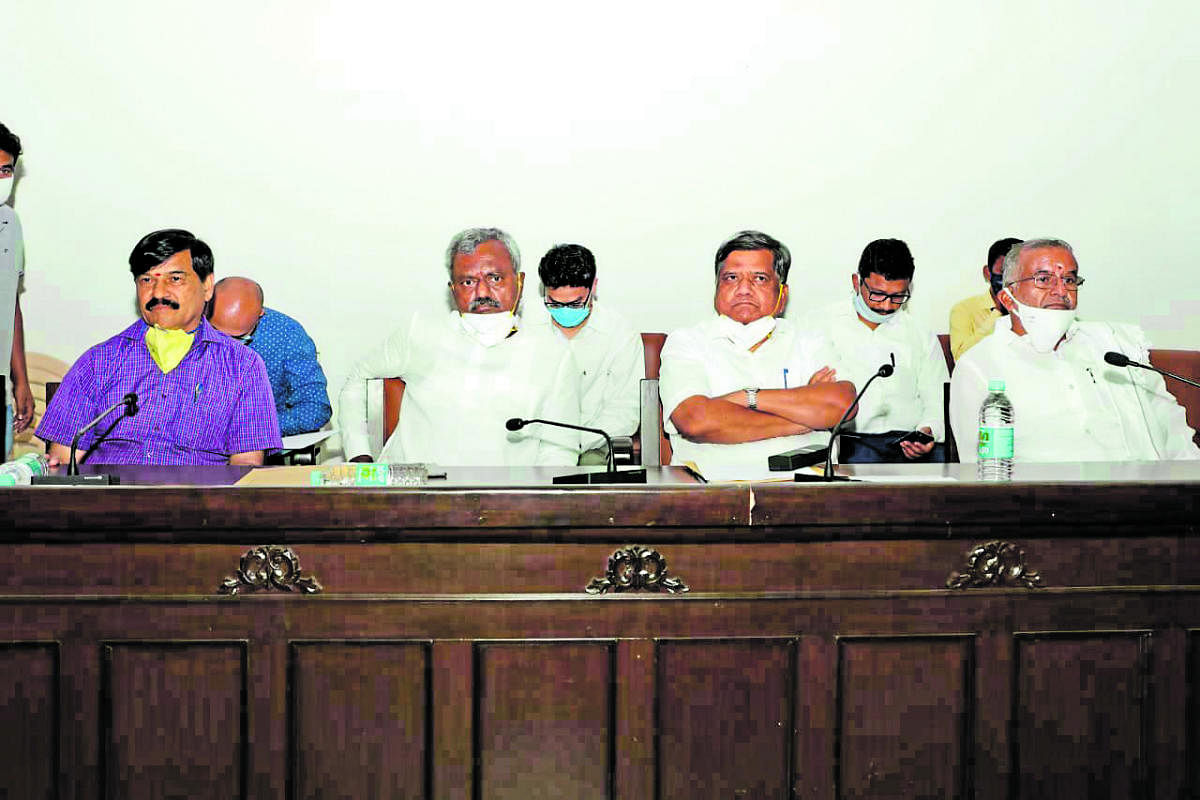 Minister for Large and Medium Scale Industries Jagadish Shettar chairs a meeting in Mysuru on Friday. MLA S A Ramdas, District In-charge Minister S T Somashekar and MLA G T Devegowda are seen. DH PHOTO