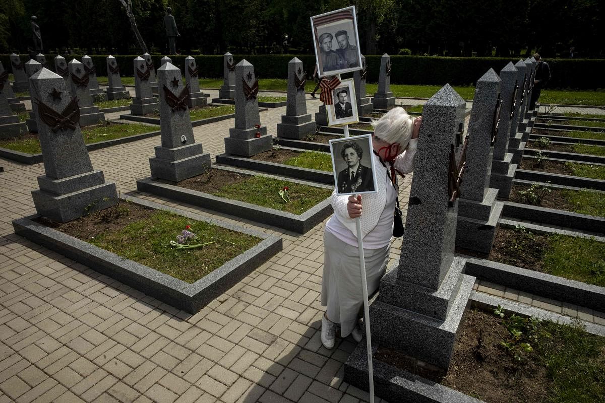  A woman mourns on the grave of a Russian soldier during a ceremony commemorating the end of WWII on May 8, 2020 at Olsany cemetery in Prague. - Europe and the United States mark 75 years since the end of World War II on Friday, May 8, 2020 in a sombre mood as the coronavirus pandemic forced the cancellation of elaborate ceremonies even as Berlin declares an exceptional holiday for the first time. (Photo by AFP)