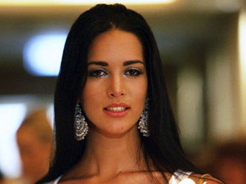 Miss Universe 2005 contestant Monica Spear of Venezuela takes part in an AIDS candlelight memorial in a Bangkok hotel to remember those who have lost their lives to the disease in this May 16, 2005 file photo. Spear, 29, former Miss Venezuela, model and telenovela actress and her Irish husband Thomas Henry Berry, 49, were shot dead after an attempted robbery late January 6, 2014, according to police and local media. REUTERS