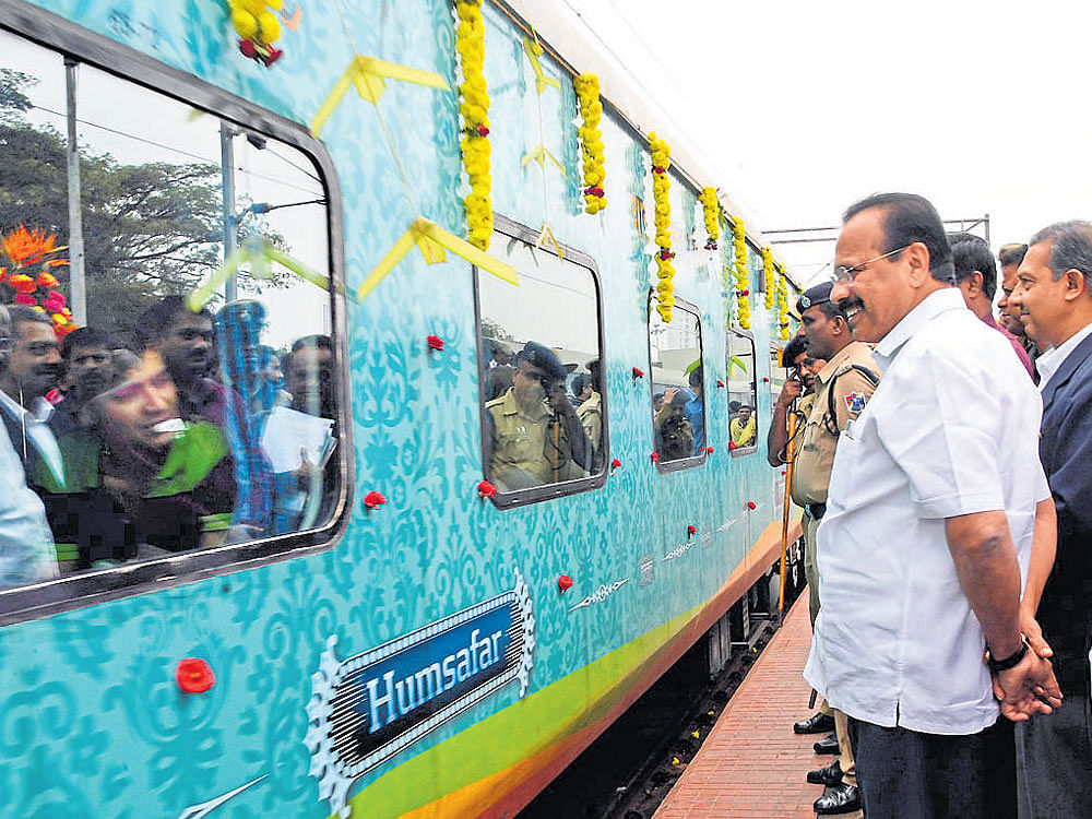 Union Minister D V Sadananda Gowda after flagging off the Humsafar Express to Howrah at Yeshwantpur Railway Station in Bengaluru on Thursday. DH&#8200;photo