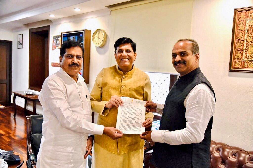 Bangalore Central MP P C Mohan submits his memorandum to Railway Minister Piyush Goyal and MoS Suresh Angadi. (Twitter)