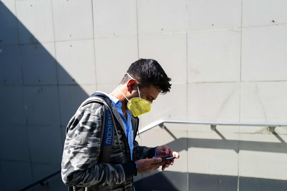 A man wearing a facemask as a preventive measure against the COVID-19 (AFP Photo)
