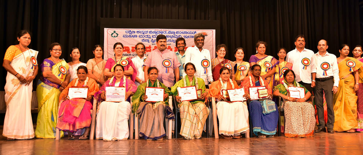 Minister for Women and Child Development Shashikala Jolle and other dignitaries felicitated the best seven Sthree Shakthi group presidents, during the Jilla Sthree Shakti Samavesha held at Town Hall in Mangaluru.