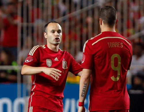 Spain's Andres Iniesta (L) talks to teammate Fernando Torres during their international friendly soccer match against Bolivia, ahead of the 2014 World Cup in Brazil, at Ramon Sanchez Pizjuan stadium in Seville, May 30, 2014. REUTERS