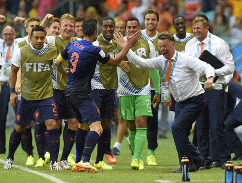 Netherlands' Robin van Persie celebrates with Netherlands' head coach Louis van Gaal after scoring a goal during the group B World Cup soccer match between Spain and the Netherlands at the Arena Ponte Nova in Salvador, Brazil. AP photo