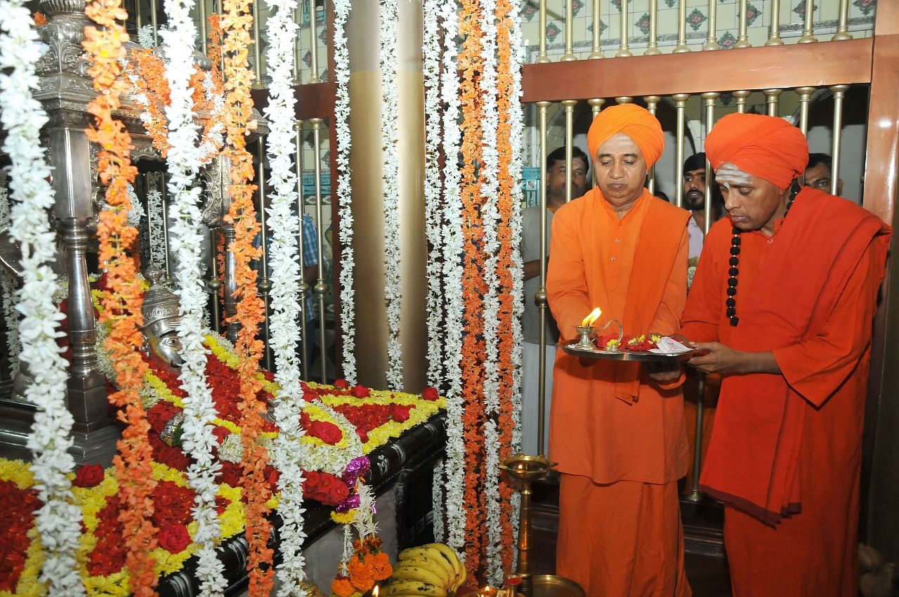Gurusiddha Rajayogindra Swamiji of Moorusaviramutt and Basavalinga Swamiji of Rudrakshimutt performed puja. (DH Photo)