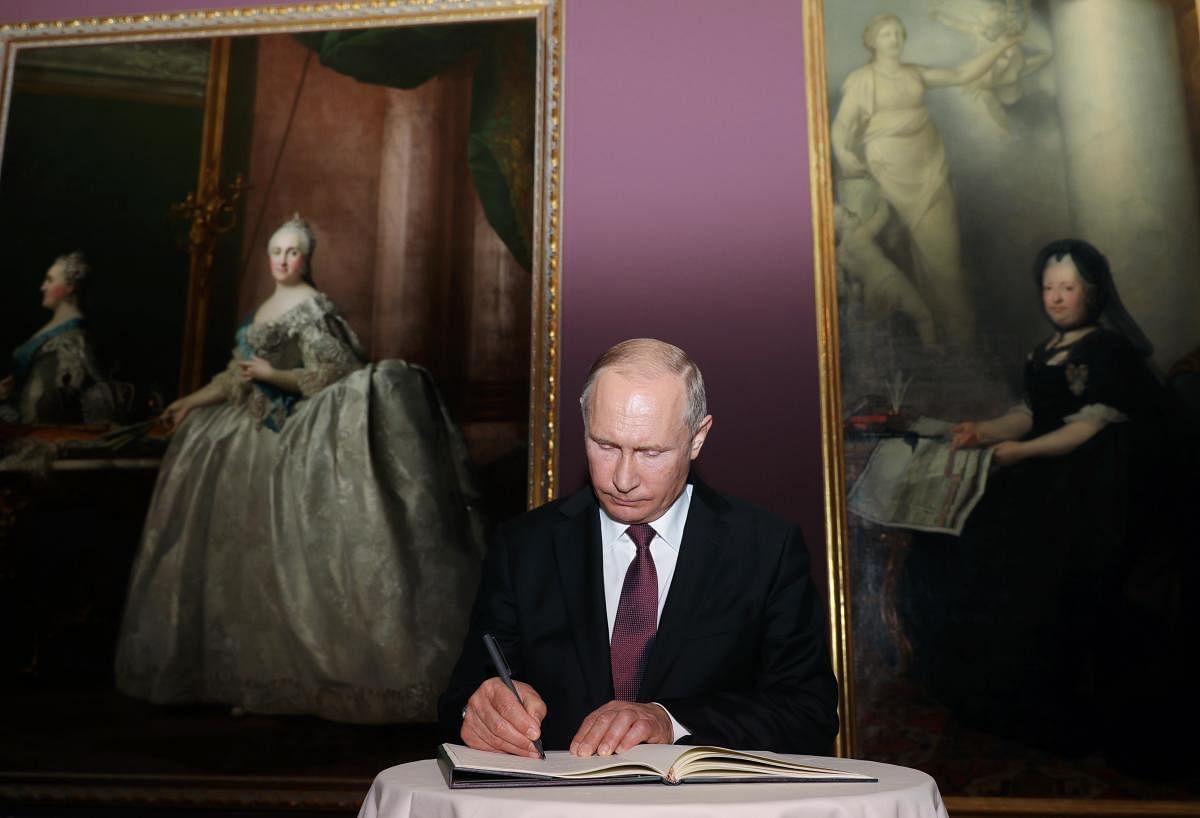 Russian President Vladimir Putin signs the guest book as he visits the Kunsthistorisches Museum (Art History Museum) in Vienna, Austria June 5, 2018. Sputnik/Mikhail Klimentyev/Kremlin via REUTERS