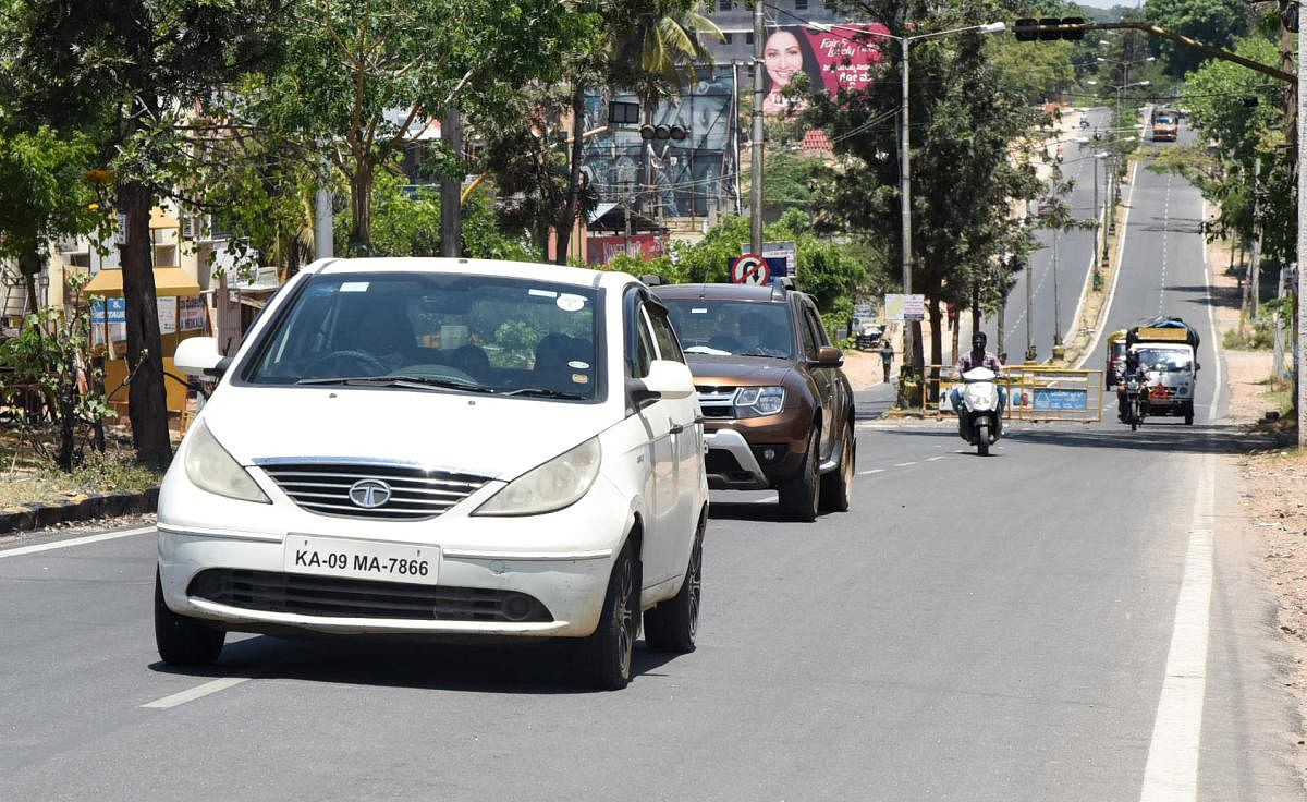 Vehicle movement on KRS Road in Mysuru. dh-file photo