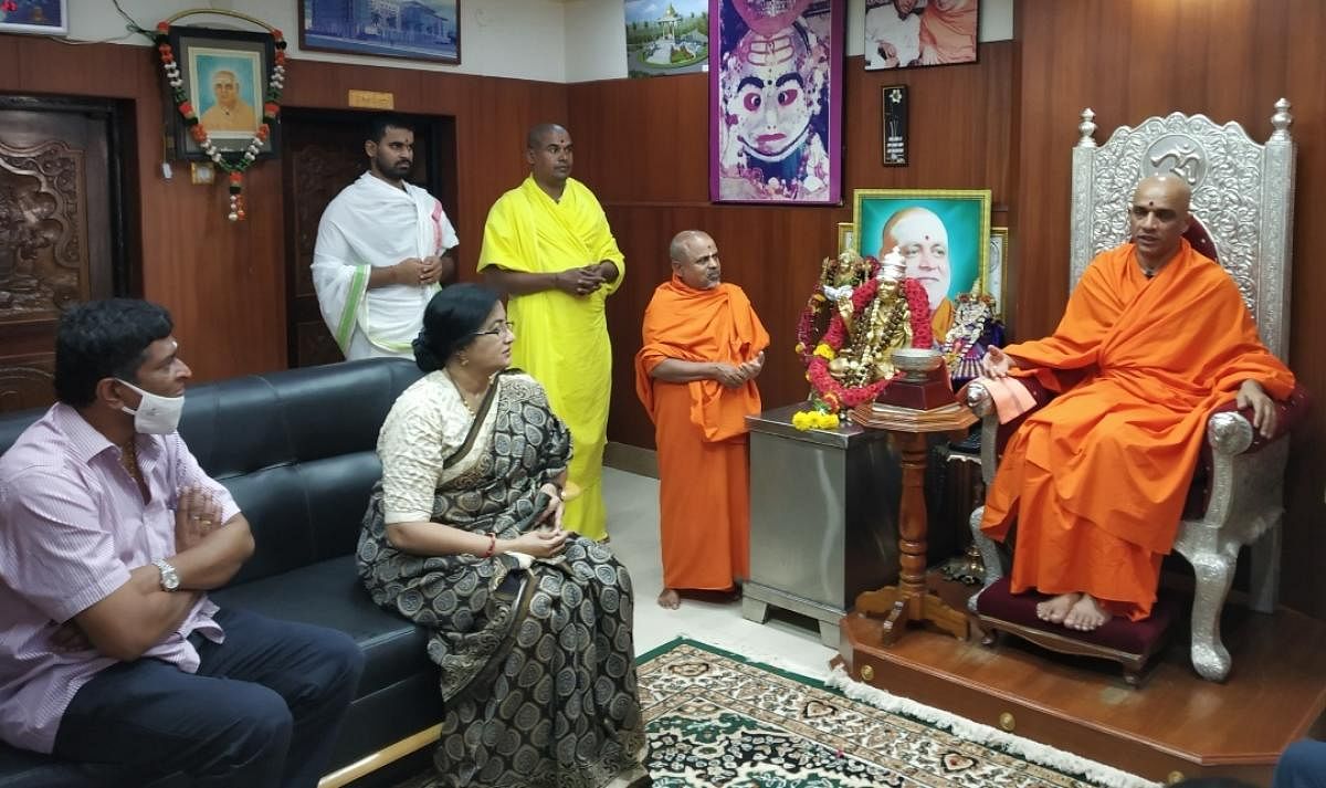 MP A Sumalatha calls on Adichunchanagiri Seer Nirmalanandanatha Swami at the mutt in Nagamangala taluk on Sunday.