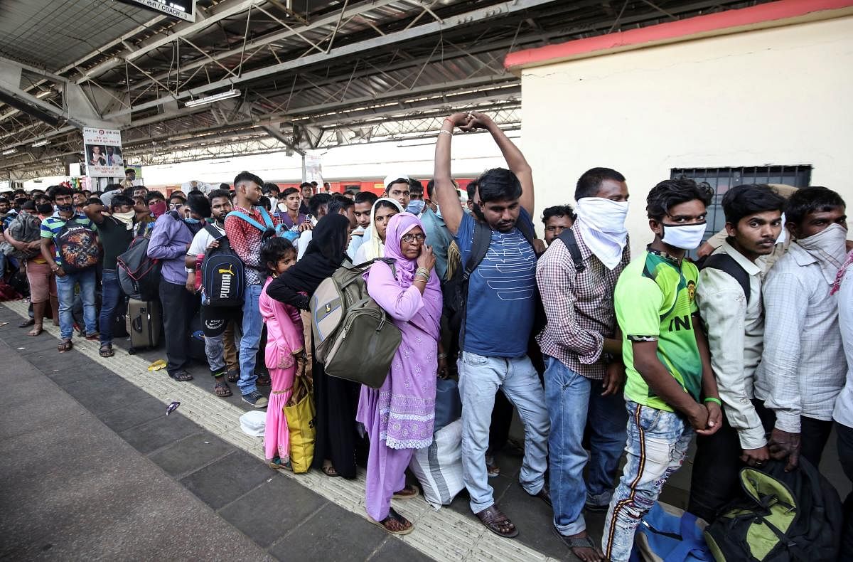 Migrant workers and their families queue to board a train at a railway station, after government imposed restrictions on public gatherings in attempts to prevent spread of coronavirus disease (COVID-19), in Mumbai, India, March 21, 2020. (Reuters Photo)