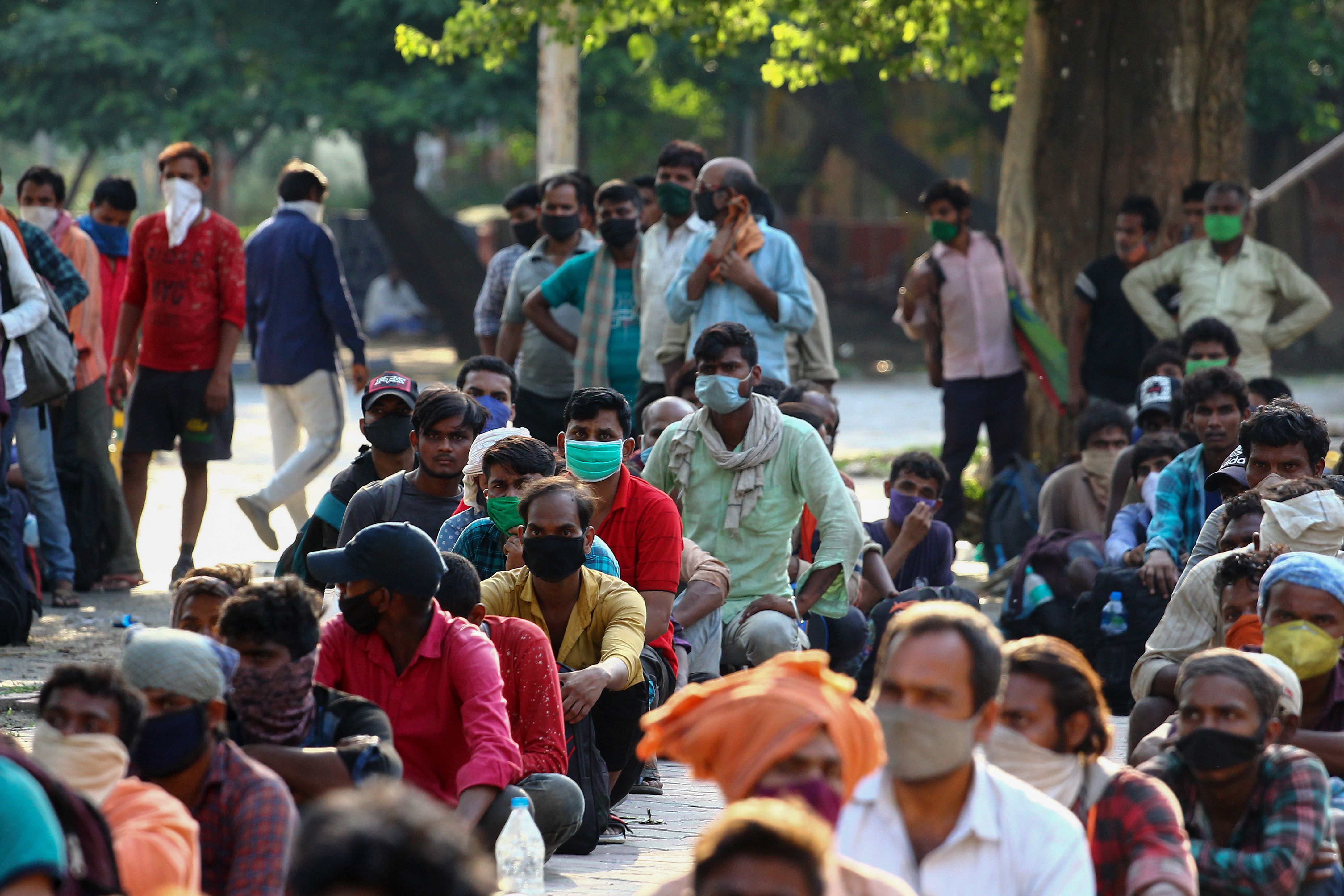 Migrant workers, who arrived from Maharashtra state, wait to board a buses to reach their hometowns during a government-imposed nationwide lockdown as a preventive measure against the COVID-19 coronavirus. (AFP Photo)