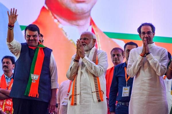 Prime Minister Narendra Modi (C) gestures along with Hindu right-wing party Shiv Sena Chief Uddhav Thackeray (R) and Chief Minister of the state Devendra Fadnavis (L). (AFP photo)