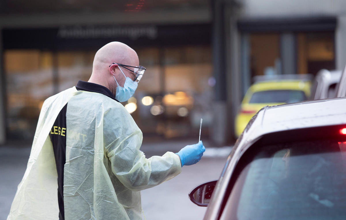 Germra Schneider tests a person in a car outside an emergency department in Sandvika, Norway March 2, 2020. Terje Bendiksby/NTB Scanpix via REUTERS