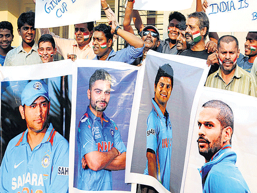 Members of Bengaluru Cricket Fans' Association wish the Indian cricket teamon the eve of the crucialWorld Cup semi-final, at K H Road onWednesday. DH photo