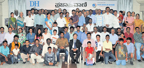 Winners of the Deccan Herald-Prajavani World T20 Cricket Mania contest with chief guest CM Gautamand SBI general manager MR Jayesh. DH PHOTO
