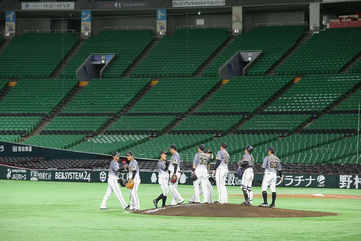 Japan's professional baseball players of Hanshin Tigers (AFP Photo)